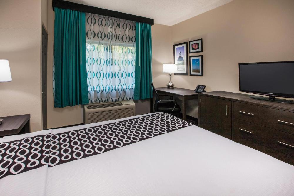Queen Room with Mobility/Hearing Access - Non-Smoking interior