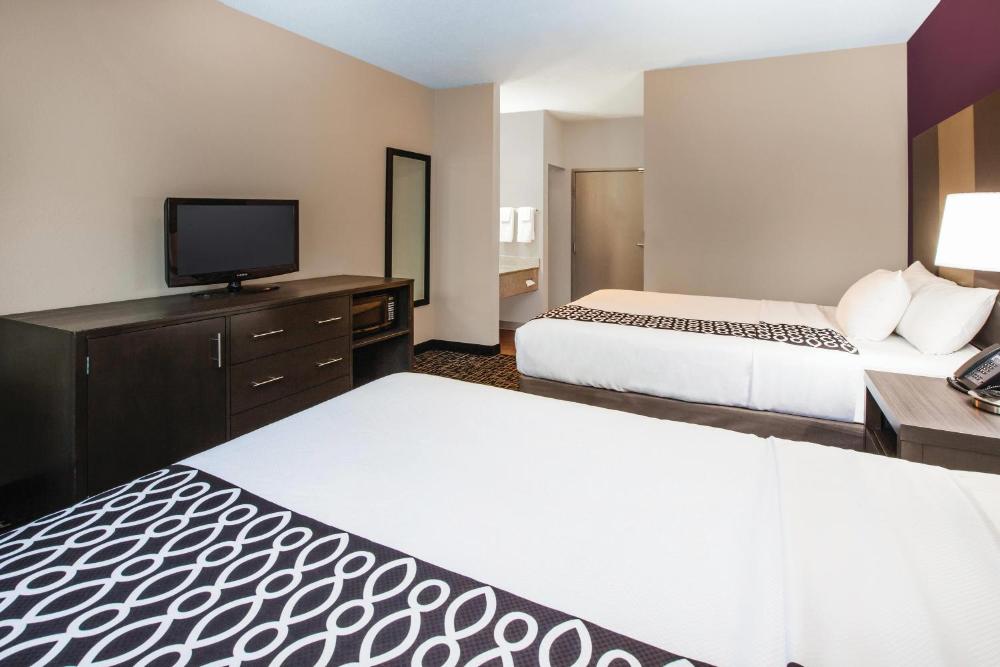 Deluxe Queen Room with Two Queen Beds interior